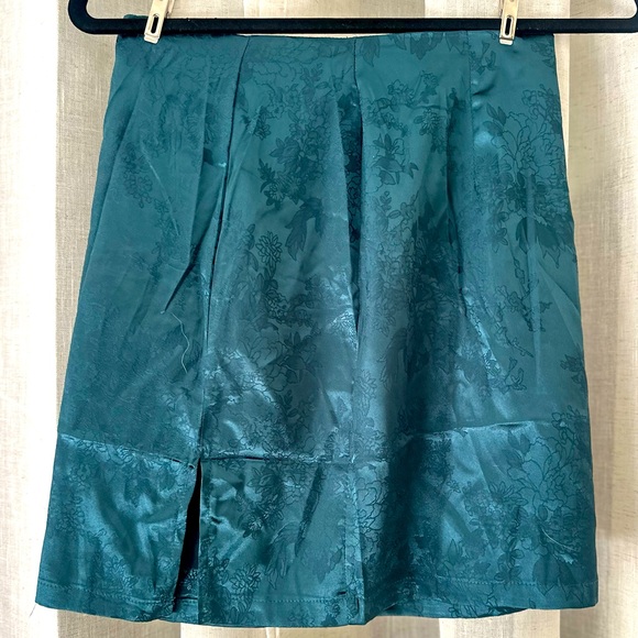 Satin teal green mini skirt - Picture 1 of 8